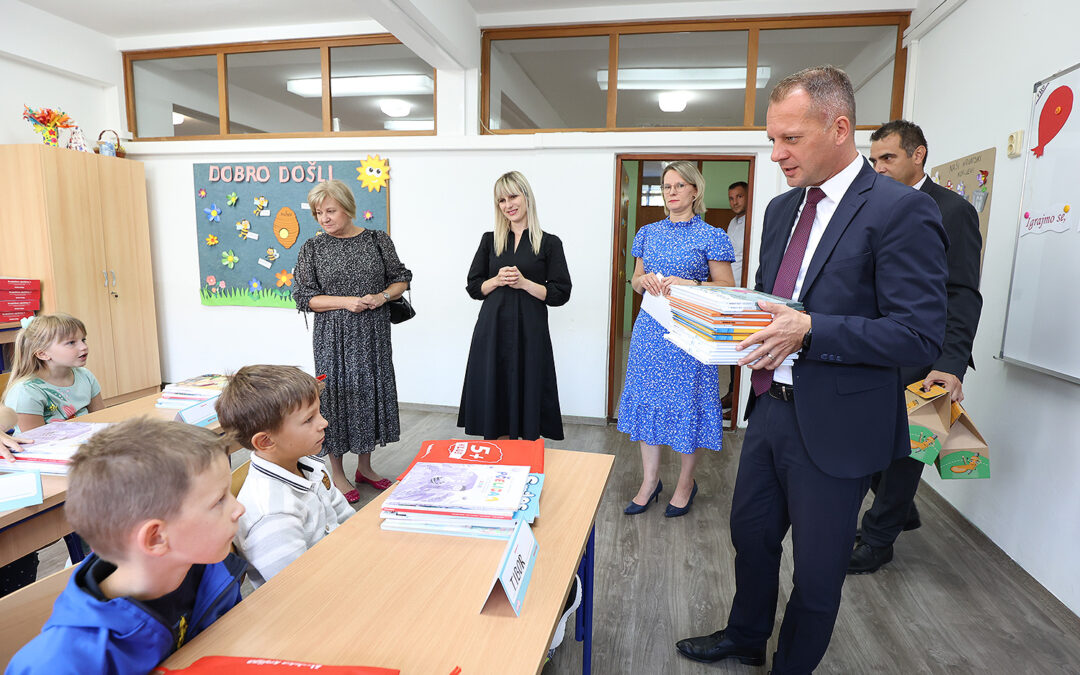 Za sve učenike od 1. do 4. razreda osnovnih škola s područja VPŽ bit će osigurane besplatne radne bilježnice te likovne mape i kutije